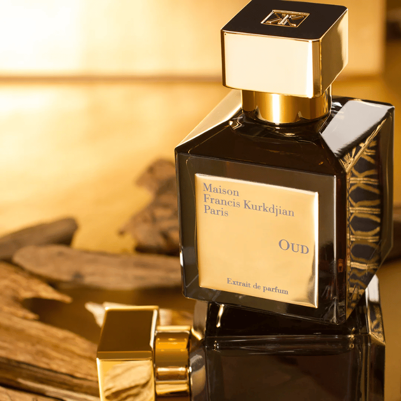 Oud Extrait De Parfum vẫn mang thiết kế hộp vuông với các đường cắt sắc cạnh đặc trưng của Maison Francis Kurkdjian.